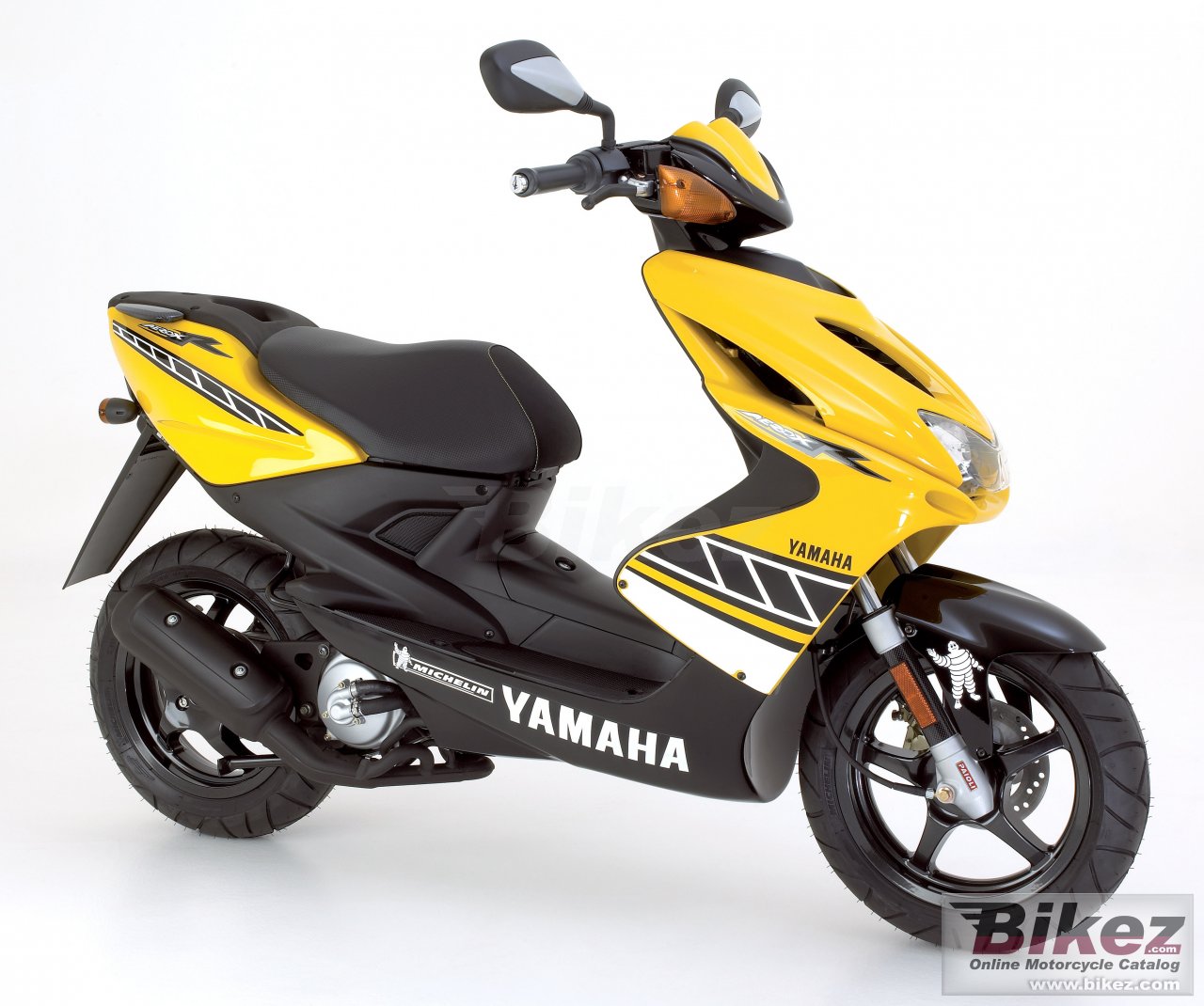 Big Yamaha aerox r special version picture and wallpaper from Bikez.com